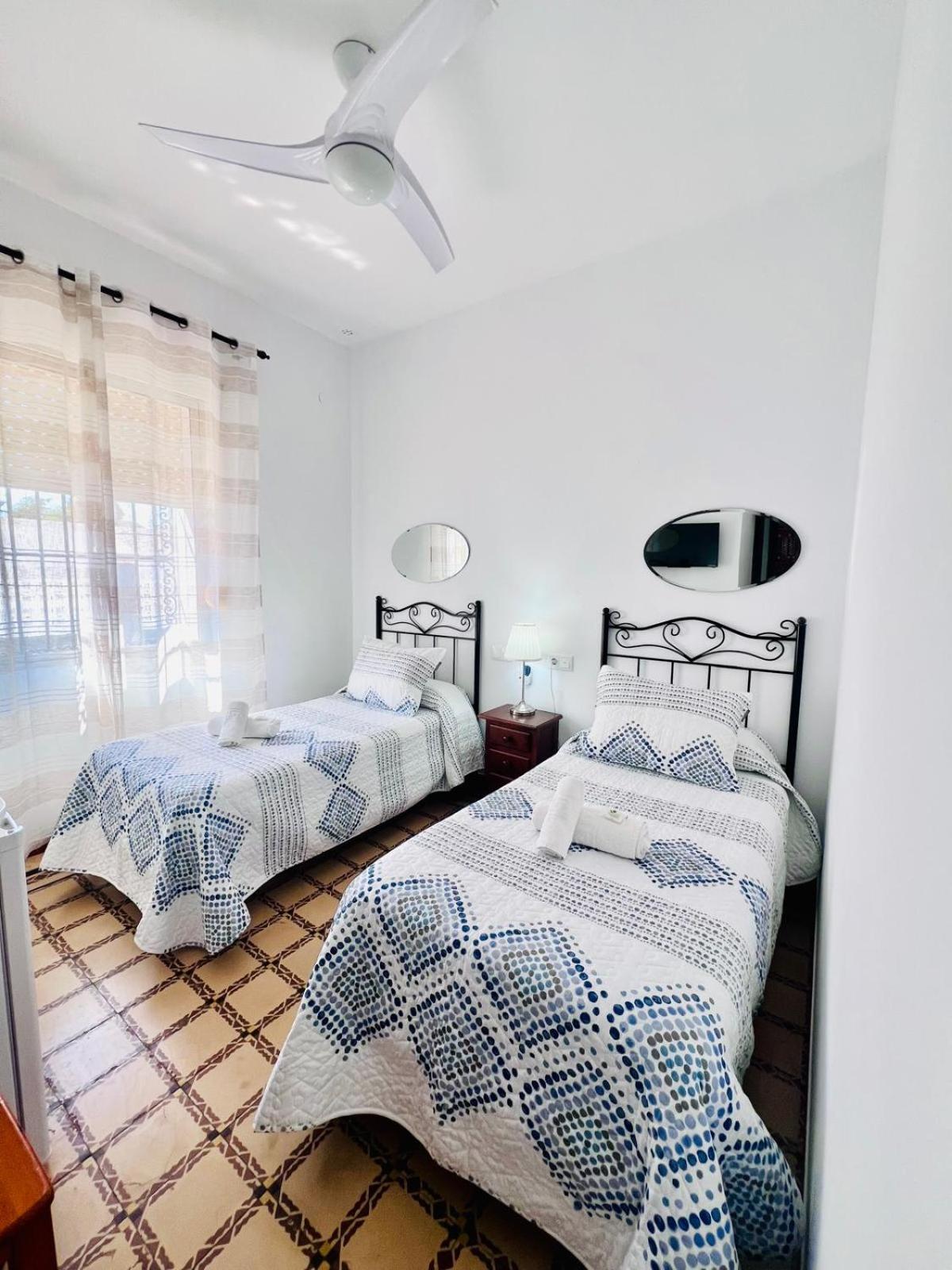Hostal El Faro Чипиона Экстерьер фото