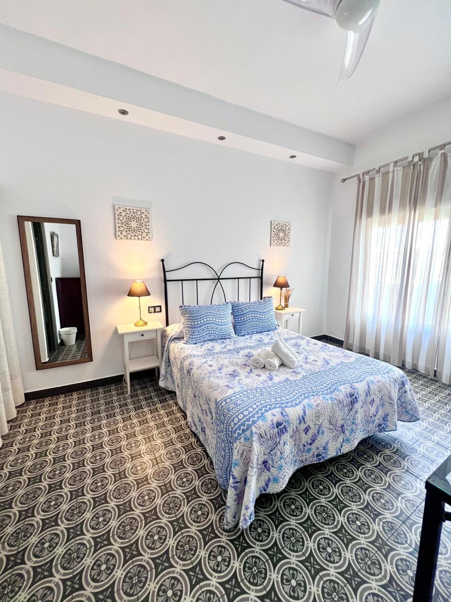 Hostal El Faro Чипиона Экстерьер фото